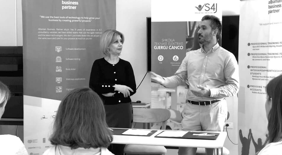 Trajnime-për-mësuesit-dhe-nxënësit-e-shkollës-